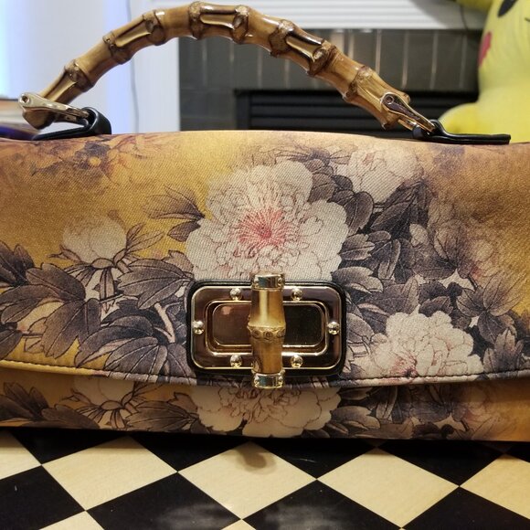 Vintage Floral Women\'s Handbag with uniquely carved handle and latch